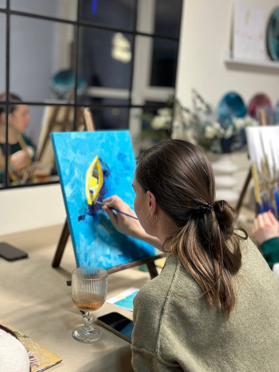 Процес малювання жовтого човна на бірюзовому морі