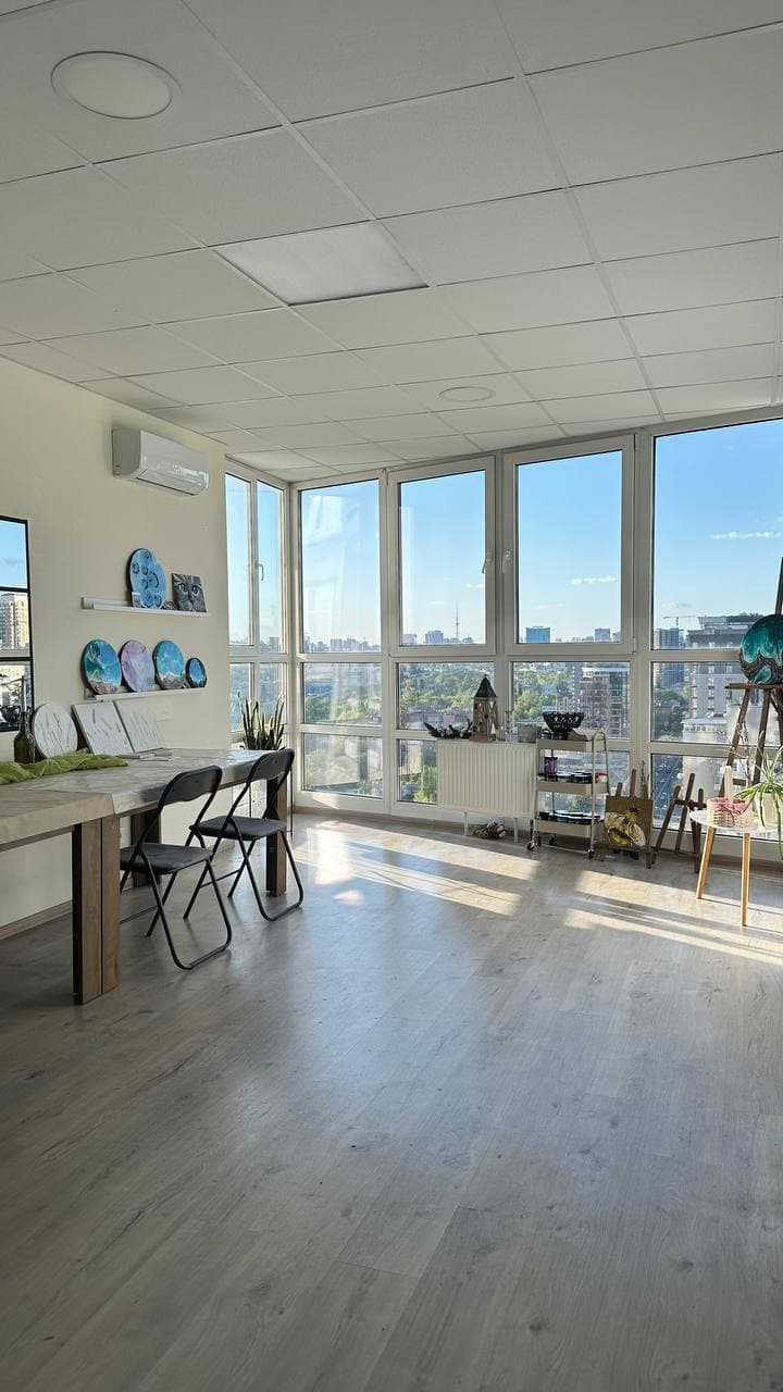 Світла арт-студія Van Gogh's з панорамними вікнами та видом на Київ