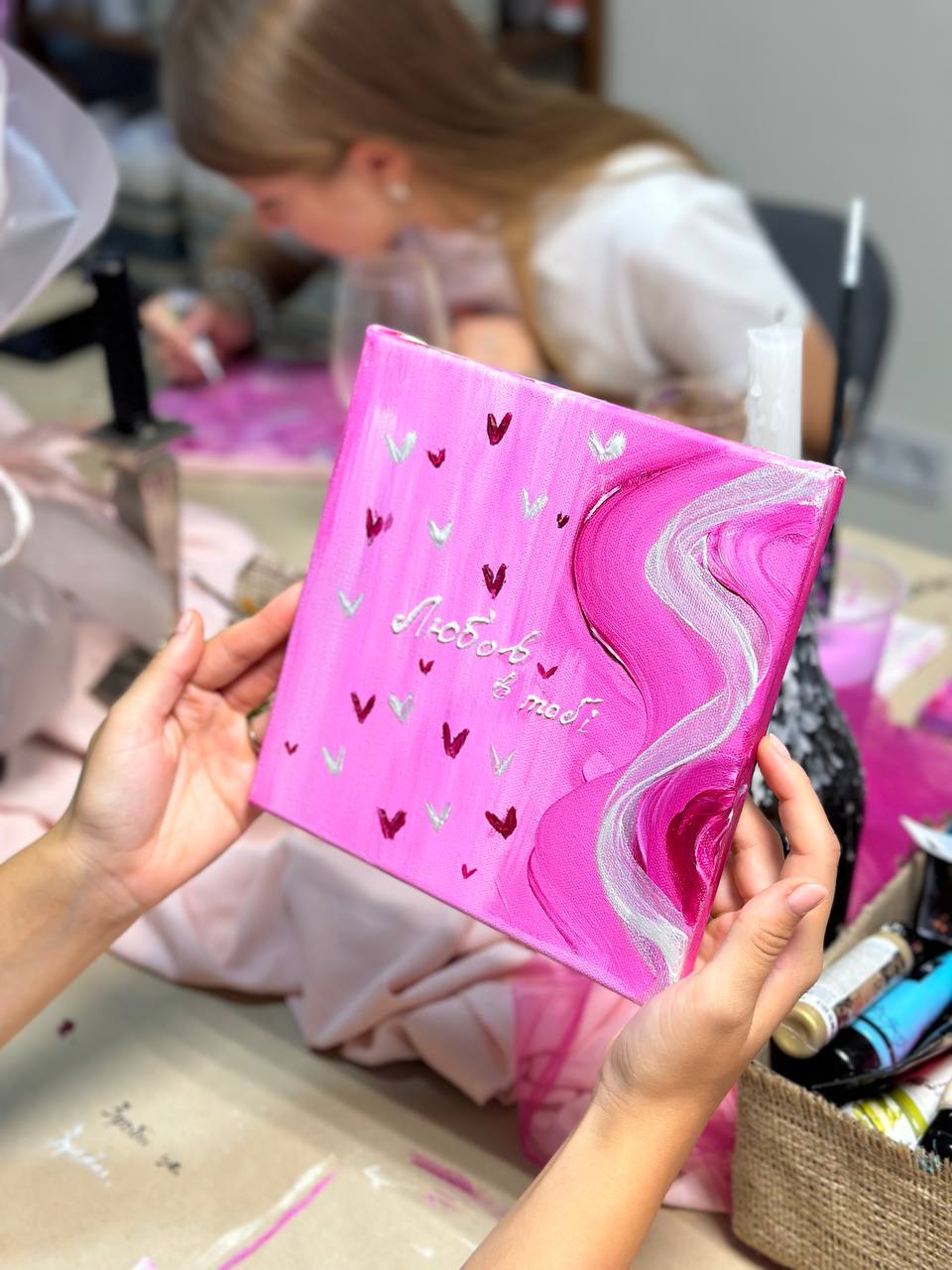 Яскравий рожевий живопис з сердечками та написом "Любов в тобі"