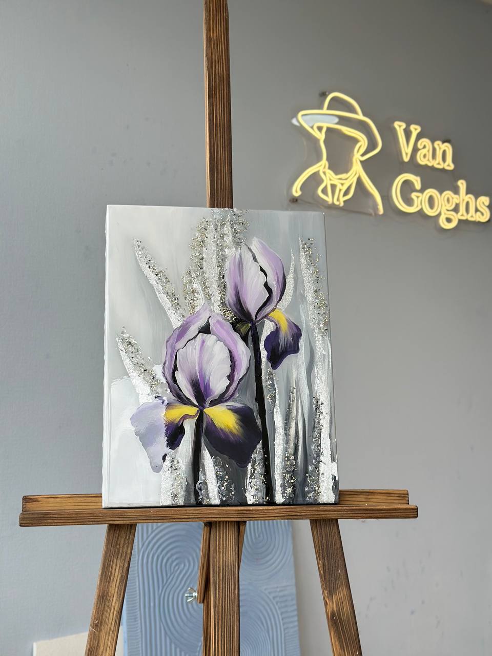 Готова картина з фіолетовими ірисами та сріблястими акцентами
