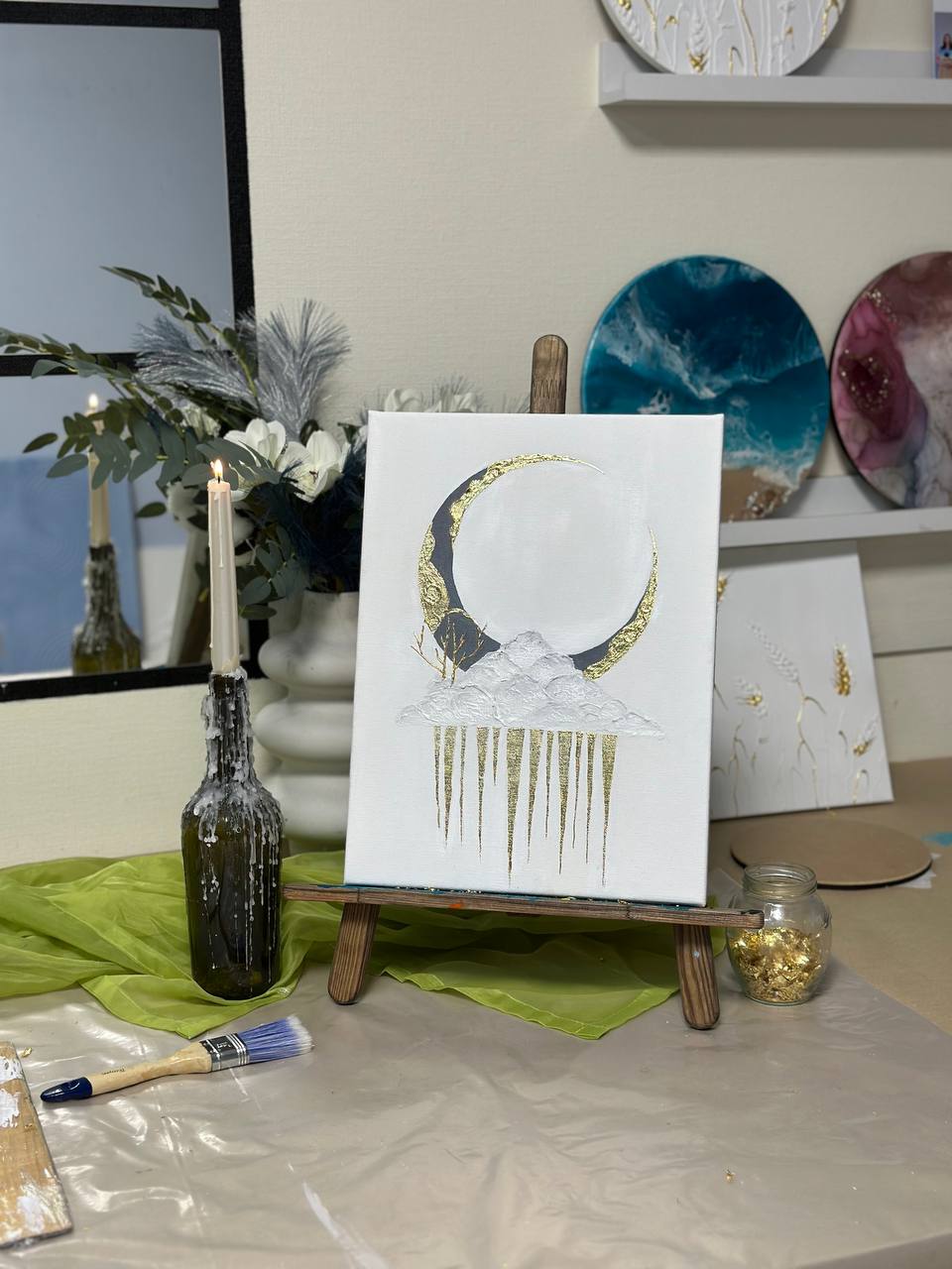 Елегантний живопис місяця з золотою поталлю