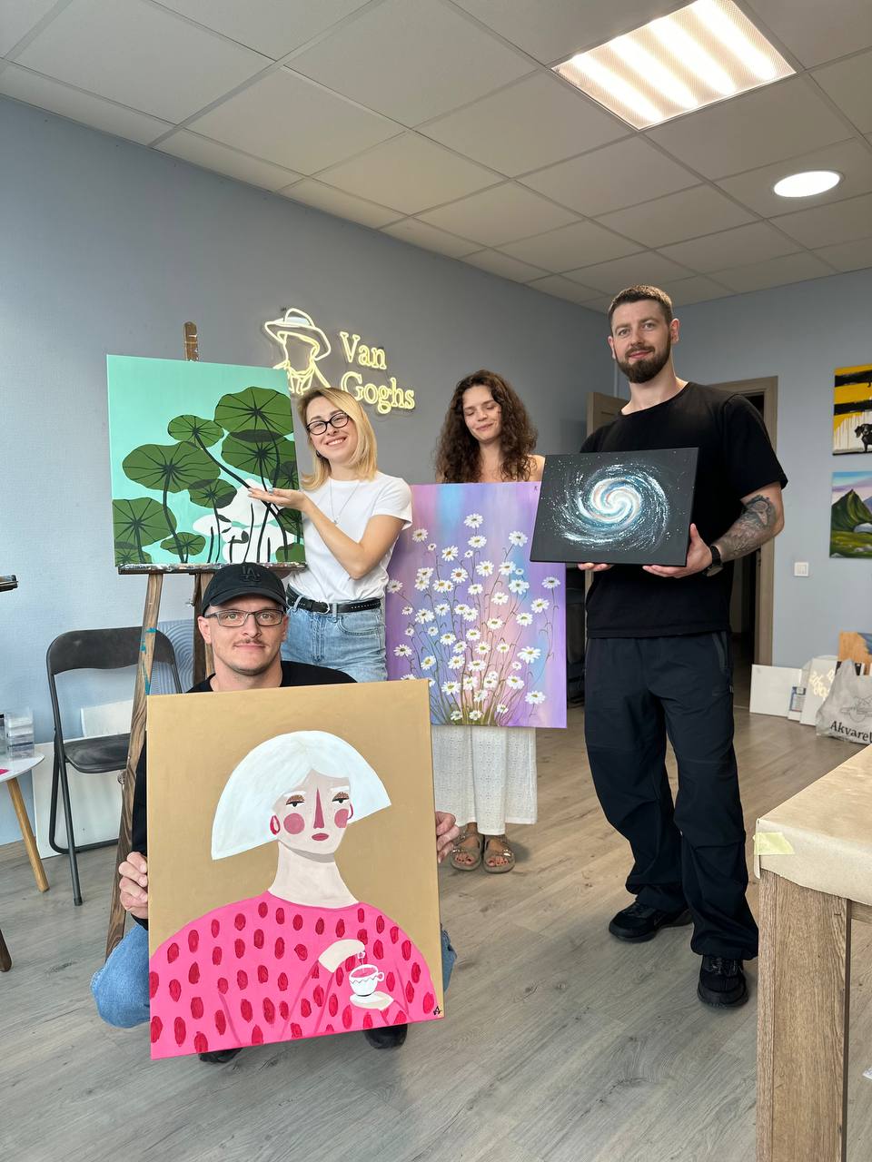 Чотири щасливі учасники з різноманітними картинами