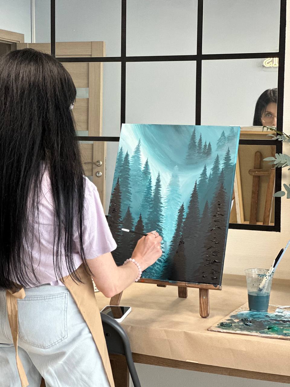 Атмосферний пейзаж з туманним сосновим лісом